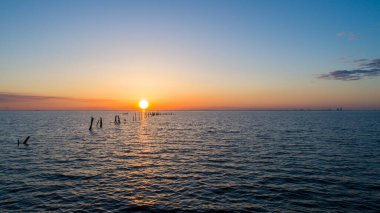 Daphne, Alabama 'dan günbatımında Mobile Körfezi' nde tekneler 