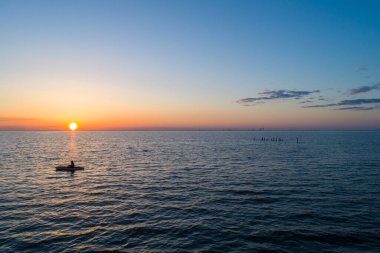 Daphne, Alabama 'dan günbatımında Mobile Körfezi' nde tekneler 