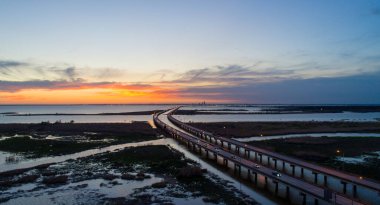 Mobil Körfez ve Eyaletler Arası Köprü Alabama Körfezi üzerinde Mart 2021 'de gün batımında 