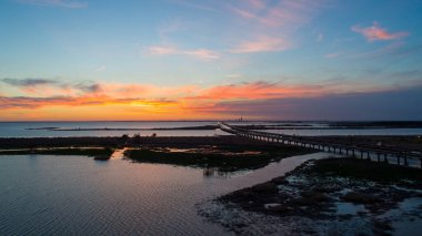 Mobil Körfez ve Eyaletler Arası Köprü Alabama Körfezi üzerinde Mart 2021 'de gün batımında 
