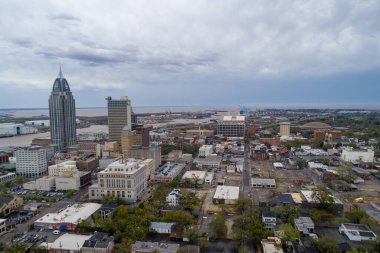Mart 2021 'de şehir merkezindeki Mobile, Alabama rıhtımının gökyüzü manzarası 
