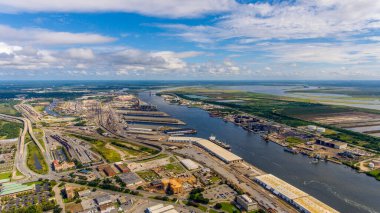 Mobile, Alabama 'daki Mobile Nehri' nin havadan görünüşü 