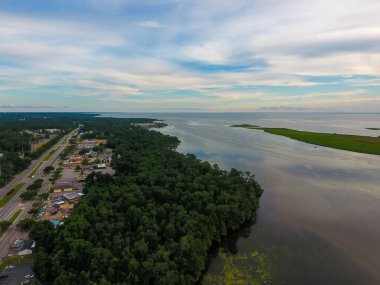 Gün batımında Mobile Körfezi ve Alabama Körfezi kıyısındaki 10 numaralı karayolu köprüsünün üzerinde bulutlu bir hava var. 