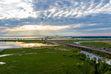 Nisan 2021 'de Alabama Körfezi kıyısındaki Mobile Bay köprüsü. 