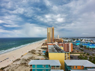 Körfez kıyısındaki kumsalda bulutlu bir gökyüzü, Alabama 