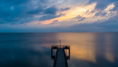 2021 Nisan 'ında gün batımında Mobile Körfezi' ndeki iskelede 