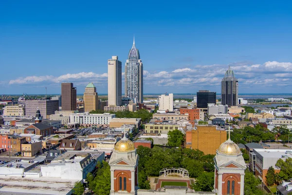 Nisan 2021 'de Alabama' da şehir merkezinde bir katedral. 