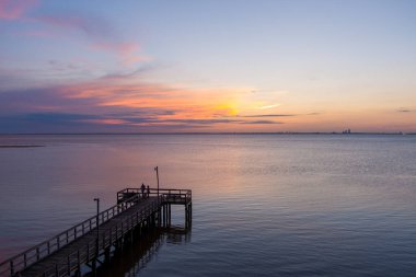 Mayıs 'ta Alabama Körfezi' nde Mobil Körfez Günbatımı 