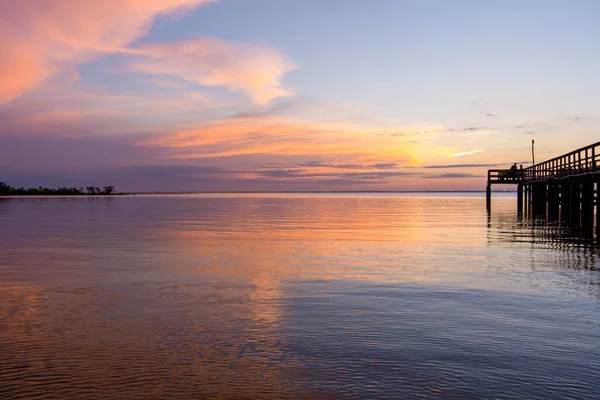 アラバマ湾沿岸の5月のモバイルベイの日没 — ストック写真