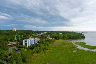 Daphne, Alabama Mobile Körfezi 'nin doğu kıyısında. 