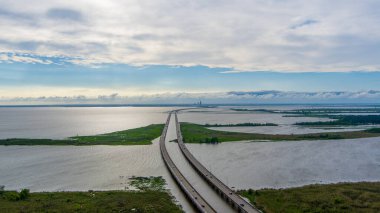 Mayıs 2021 'de Alabama Körfezi kıyısındaki Mobile Körfezi' nin havadan görünüşü 