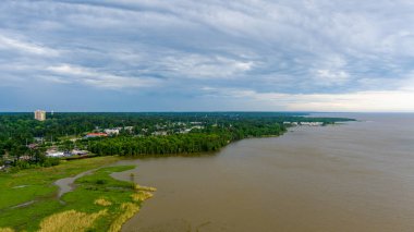 Daphne, Alabama Mobile Körfezi 'nin doğu kıyısında. 