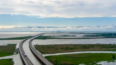 Mayıs 2021 'de Alabama Körfezi kıyısındaki Mobile Körfezi' nin havadan görünüşü 