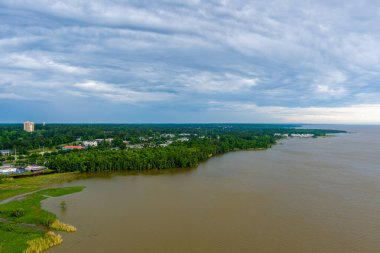Daphne, Alabama Mobile Körfezi 'nin doğu kıyısında. 