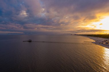 Günbatımında Biloxi, Mississippi Körfezi kıyılarının hava manzarası 