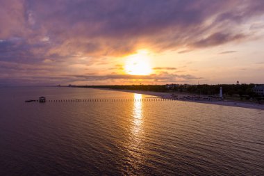 Günbatımında Biloxi, Mississippi Körfezi kıyılarının hava manzarası 