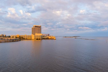 Biloxi, Mississippi 'deki Beau Rivage Oteli ve Kumarhanesi. Gün batımında. 