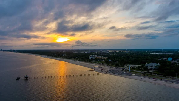 Flygfoto Över Biloxi Mississippi Gulf Coast Waterfront Vid Solnedgången — Stockfoto