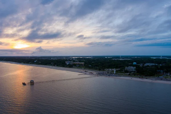日落时密西西比湾海滨毕罗西的空中景观 — 图库照片