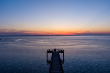 Daphne, Alabama 'daki Mobile Körfezi' nin doğu kıyısında gün batımında iskele. 