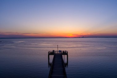 Daphne, Alabama 'daki Mobile Körfezi' nin doğu kıyısında gün batımında iskele. 