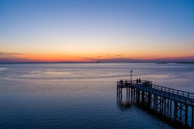 Daphne, Alabama 'daki Mobile Körfezi' nin doğu kıyısında gün batımında iskele. 