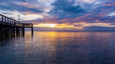 Mobile Körfezi 'ndeki iskele, Alabama gün batımında. 