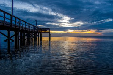 Mobile Körfezi 'ndeki iskele, Alabama gün batımında. 