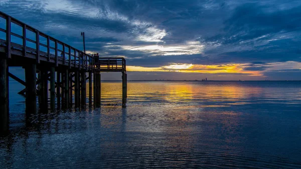 日没時にアラバマ州モバイルベイの桟橋 — ストック写真