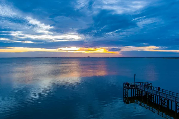 日没時にアラバマ州モバイルベイの桟橋 — ストック写真
