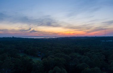 Gün batımında Daphne, Alabama ve Mobile Körfezi 'nin havadan görüntüsü 