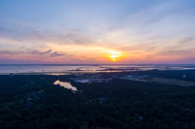 Gün batımında Daphne, Alabama ve Mobile Körfezi 'nin havadan görüntüsü 