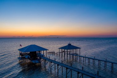 Mobile Körfezi 'nin doğu kıyısında Daphne, Alabama' da gün batımında rıhtımlar 