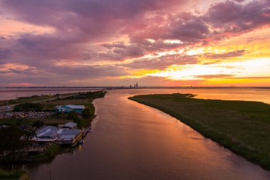 Günbatımında Alabama Körfezi 'nde Mobil Körfez geçidi. 