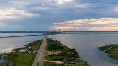 Günbatımında Alabama Körfezi 'nde Mobil Körfez geçidi. 