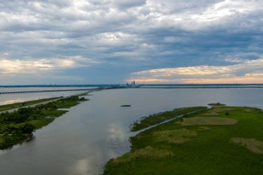 Günbatımında Alabama Körfezi 'nde Mobil Körfez geçidi. 