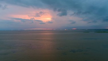 Günbatımında Alabama Körfezi 'nde Mobil Körfez 