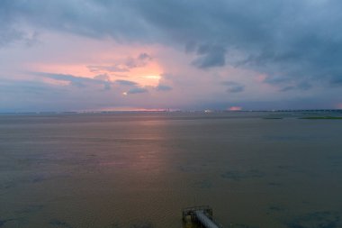 Günbatımında Alabama Körfezi 'nde Mobil Körfez 