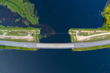 Gün batımında Big Creek Gölü 'nün havadan görüntüsü 