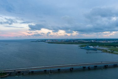 Gün batımında Mobil Körfezi geçidi. 