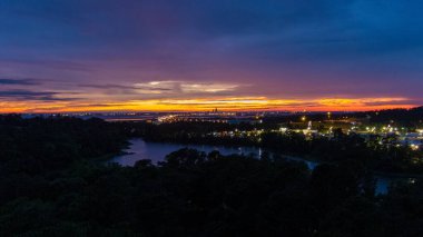 Daphne, Alabama ve Mobile Körfezi 'nin doğu kıyıları gün batımında. 