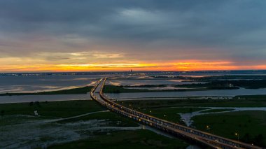 Daphne, Alabama ve Mobile Körfezi 'nin doğu kıyıları gün batımında. 