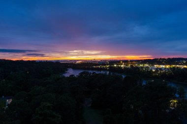 Daphne, Alabama ve Mobile Körfezi 'nin doğu kıyıları gün batımında. 