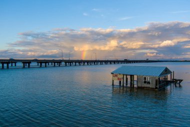 Mobile Körfezi üzerindeki gökkuşağı, Alabama Haziran 2021 'deki bir yaz fırtınasından sonra 