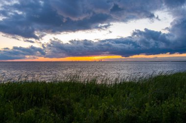 Gün batımında Daphne, Alabama 'dan Mobile Körfezi' nde iskele. 