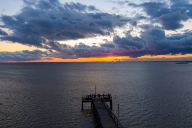 Gün batımında Daphne, Alabama 'dan Mobile Körfezi' nde iskele. 