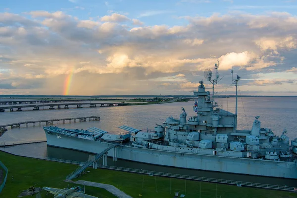 2021年6月日落时美国阿拉巴马号战舰上空的彩虹 — 图库照片