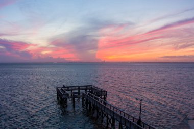 Gün batımında Daphne, Alabama 'da Mobile Körfezi' nde iskele. 