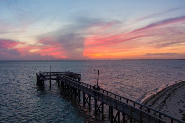 Gün batımında Daphne, Alabama 'da Mobile Körfezi' nde iskele. 