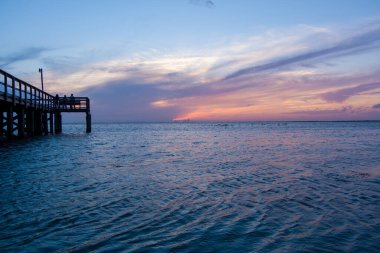 Gün batımında Daphne, Alabama 'da Mobile Körfezi' nde iskele. 